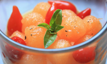 Panna cotta au chèvre et basilic, billes de melon et gouttes de poivrons