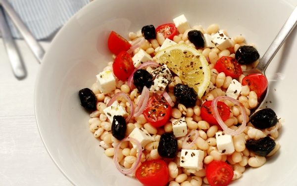 White kidney beans salad greek-style