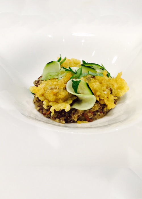 Risotto de quinoa aux champignons, courgettes marinées, citron et tempura de shiitaké au curry