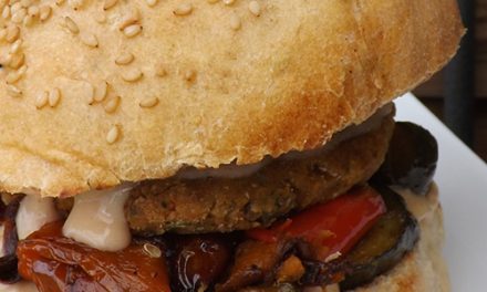 Veggie Burger, home made buns, vegetal chickpeas steak