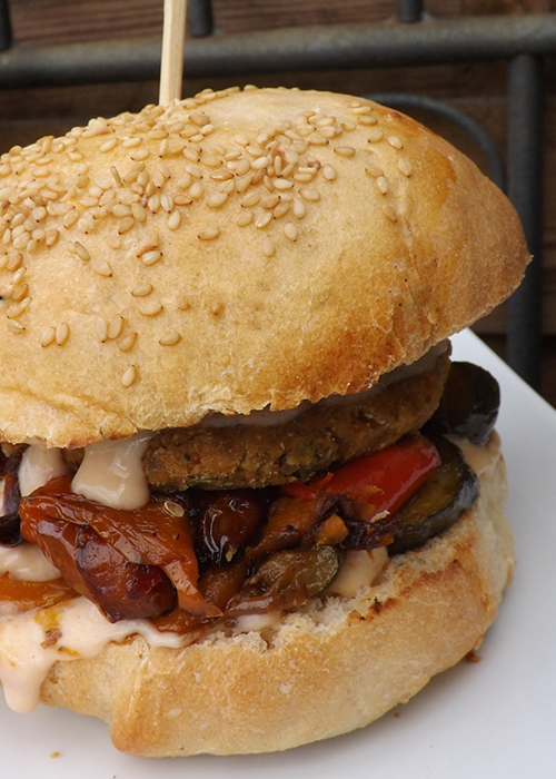 Hamburger végétarien, buns maison, steak végétal de pois chiches