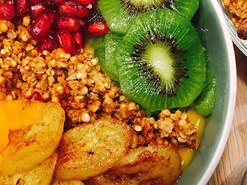 Breakfast bowl smoothie mangue et bananes caramélisées