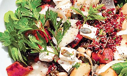 Salade de quinoa rouge, saucisses végétales, pêches plates et mâche