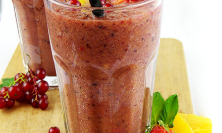 Smoothie bananes, oranges et fruits rouges