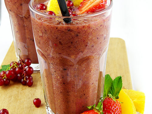 Smoothie bananes, oranges et fruits rouges