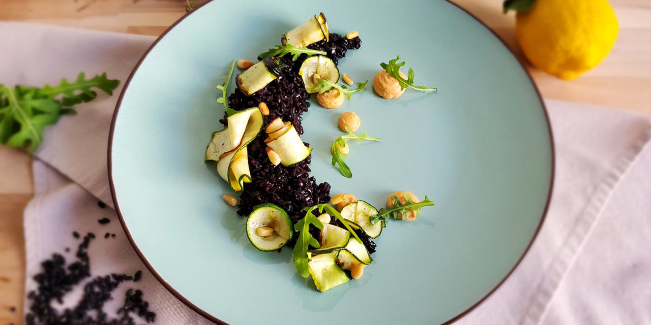 Riz noir pilaf, courgette et houmous tomaté